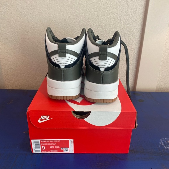 (NEW) Nike High-Top Sneakers in Gray and White. - Picture 5 of 8